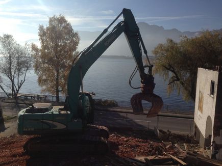 Kran bei Abbrucharbeiten im Mondsee-Land im Bezirk Vöcklabruck